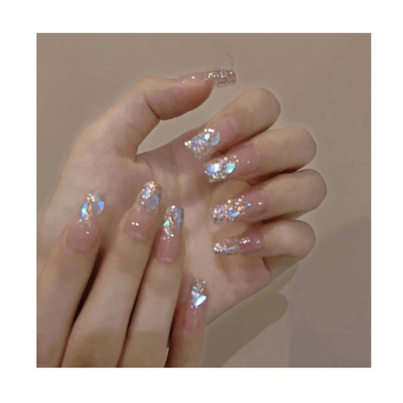 Glamouröse Nagelkunst mit holografischen Akzenten Karnz