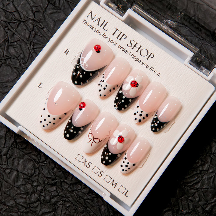 Künstlerische und dekorative Press-On-Nageltips