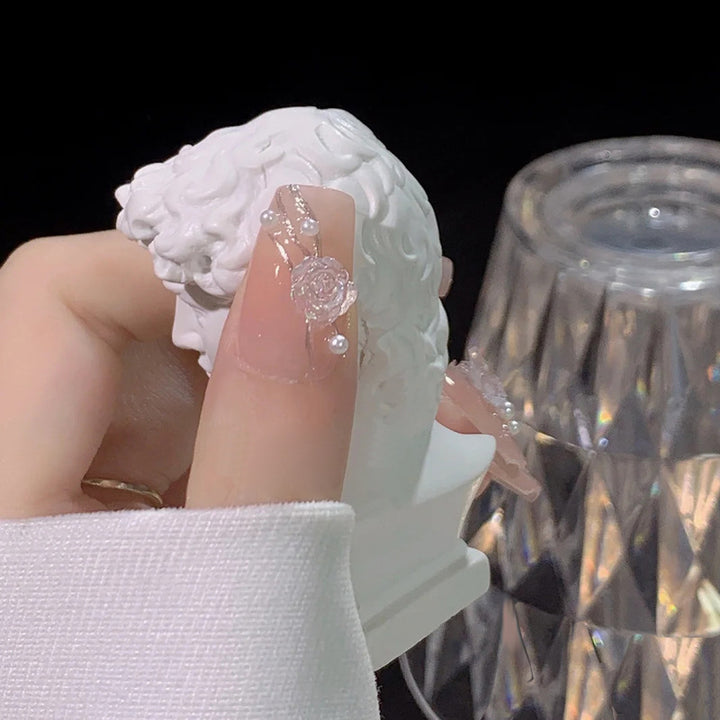 Künstlerisches Press-On-Nagelset mit eleganten Blumen- und Schmetterlingsdesigns Karnz
