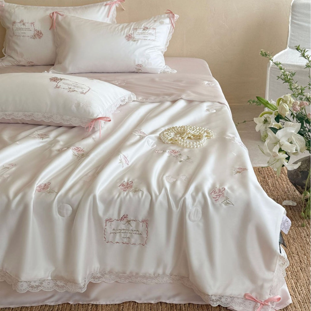 Elegantes Satin-Bettwäsche-Set mit zarter Rosenstickerei, Spitzenkante und Zierschleifen