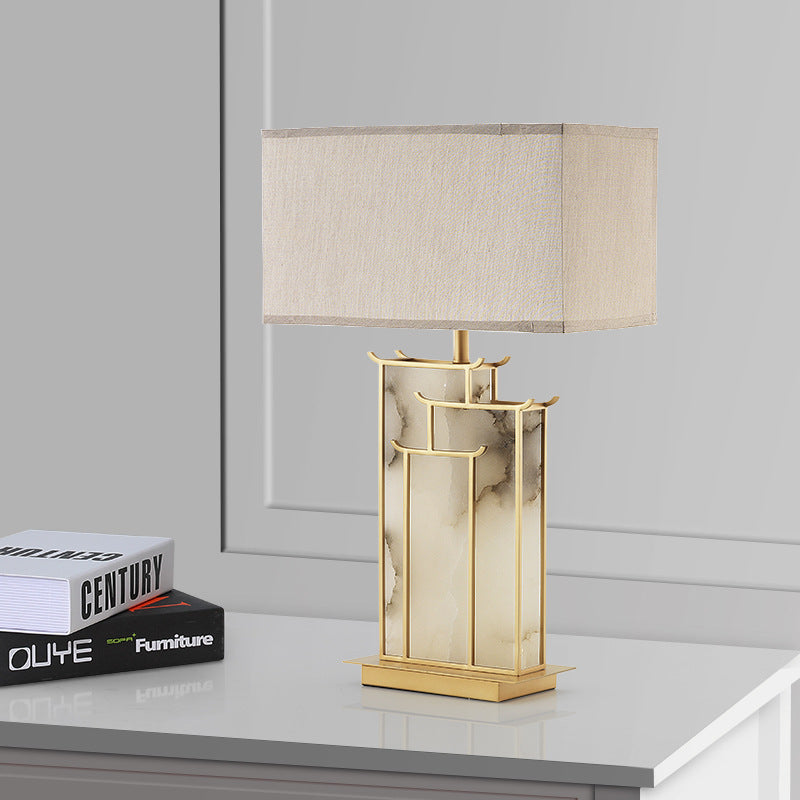 Künstlerische Tischlampe mit elegantem Marmorfuß