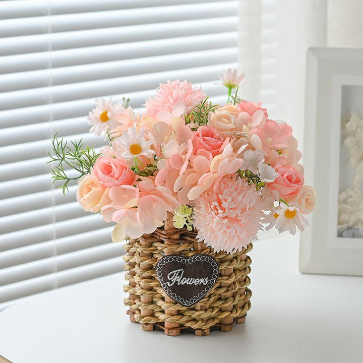 Künstliches Blumengesteck in geflochtener Korb