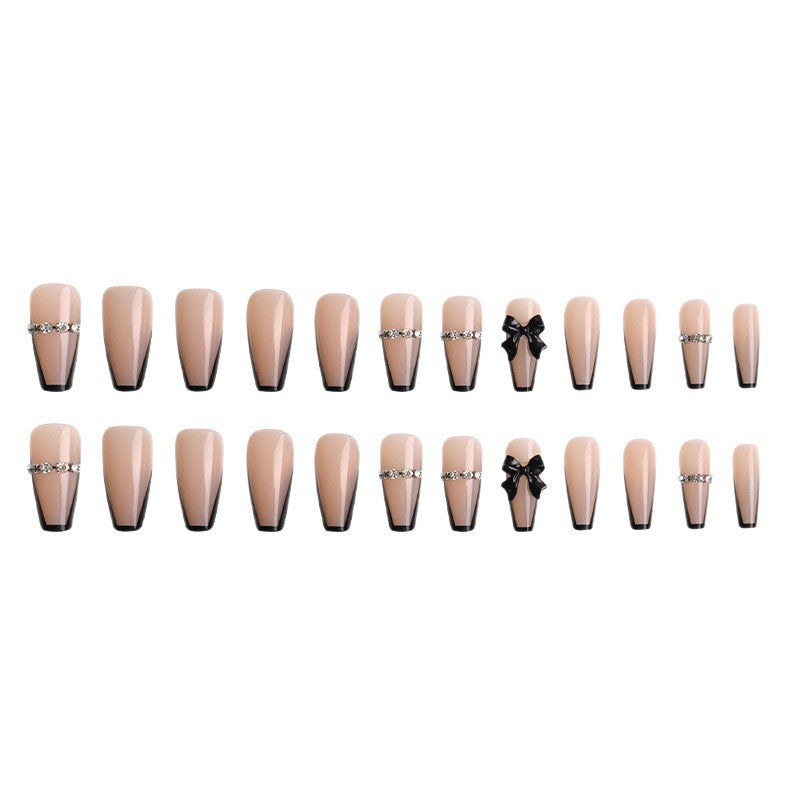 Stylisches Press-On-Nagelset mit dekorativen Akzenten