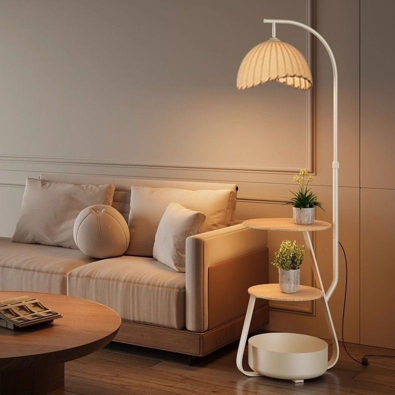 Moderne Stehlampe mit Regalen