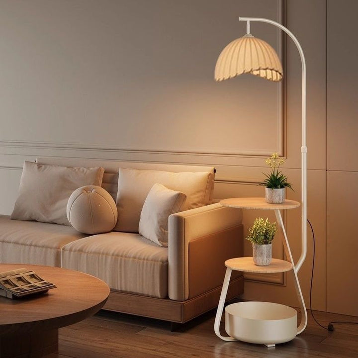 Moderne Stehlampe mit Regalen