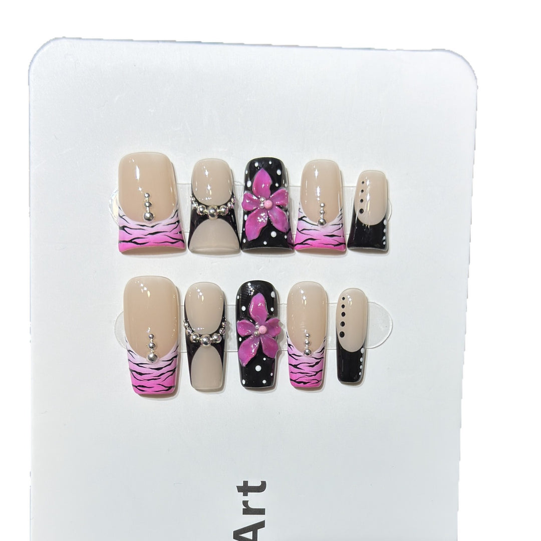 Dekoratives Press-On Nagel Set mit floralem und gestreiftem Design Karnz
