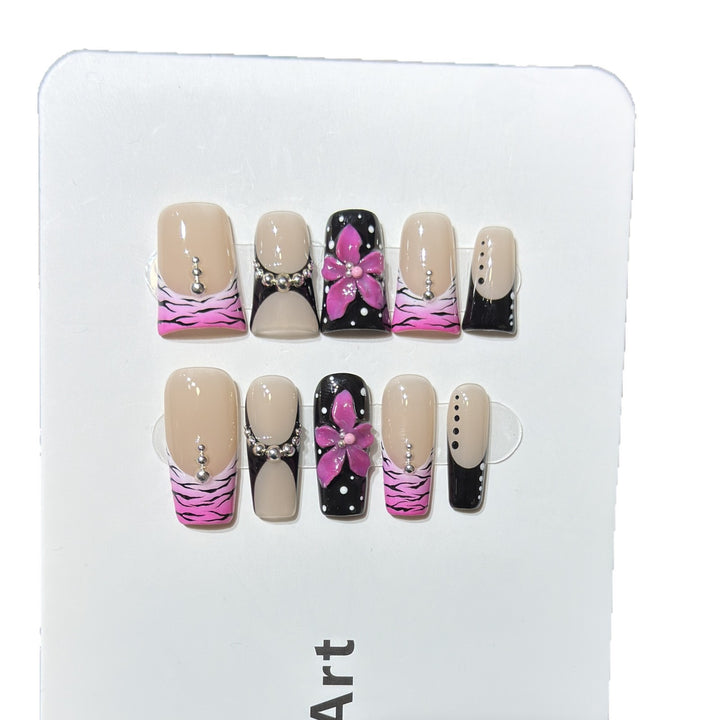 Dekoratives Press-On Nagel Set mit floralem und gestreiftem Design Karnz