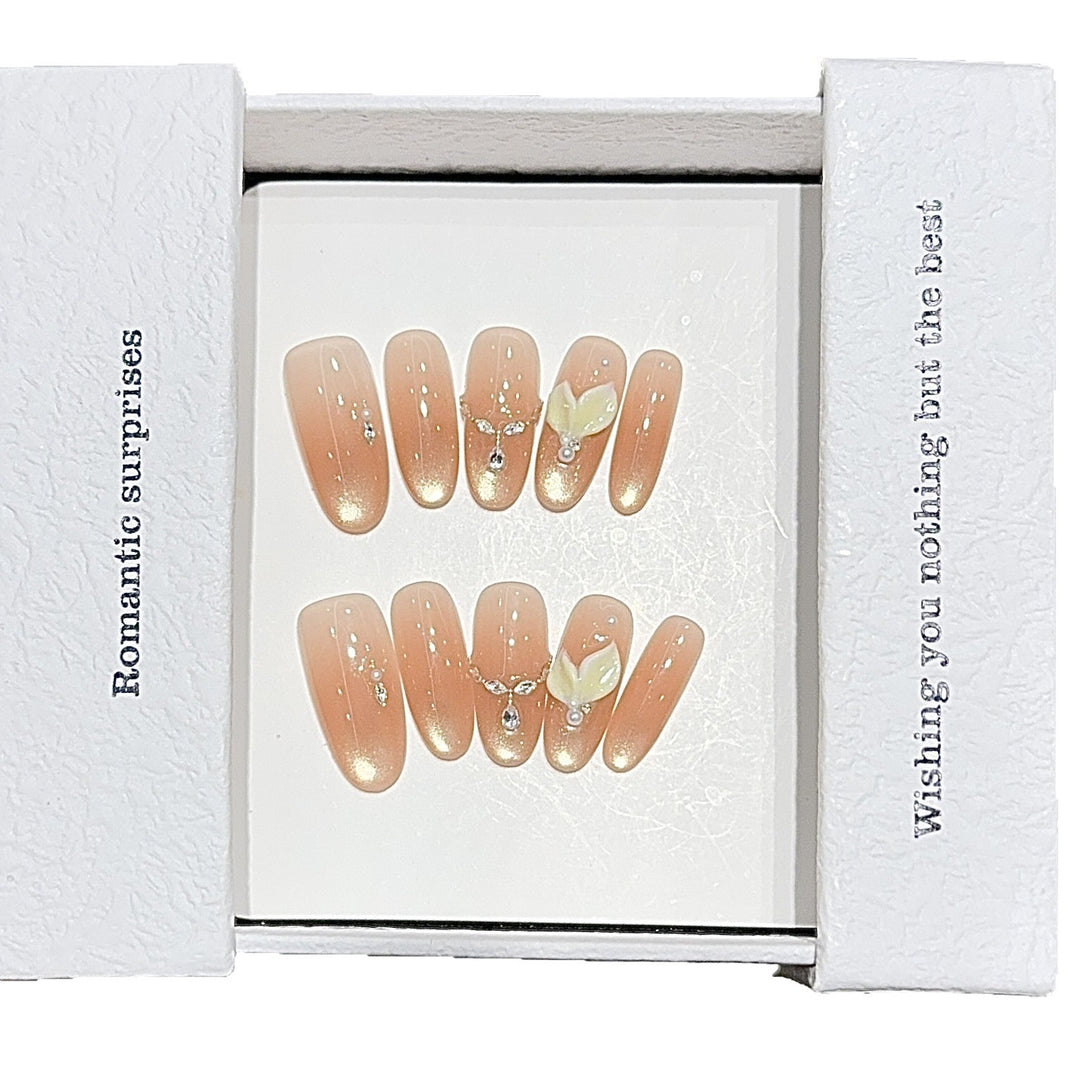 Kunstnägel mit Romantischem Design Karnz