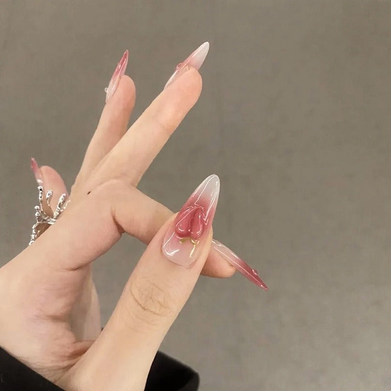Kunstnagelset in elegantem Ombre-Design mit kunstvollen Akzenten Karnz