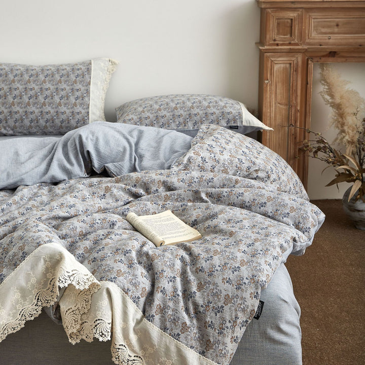 Bettbezug-Garnitur im Vintage‑Floral‑Design aus Baumwoll‑Leinen mit Spitzenbesatz