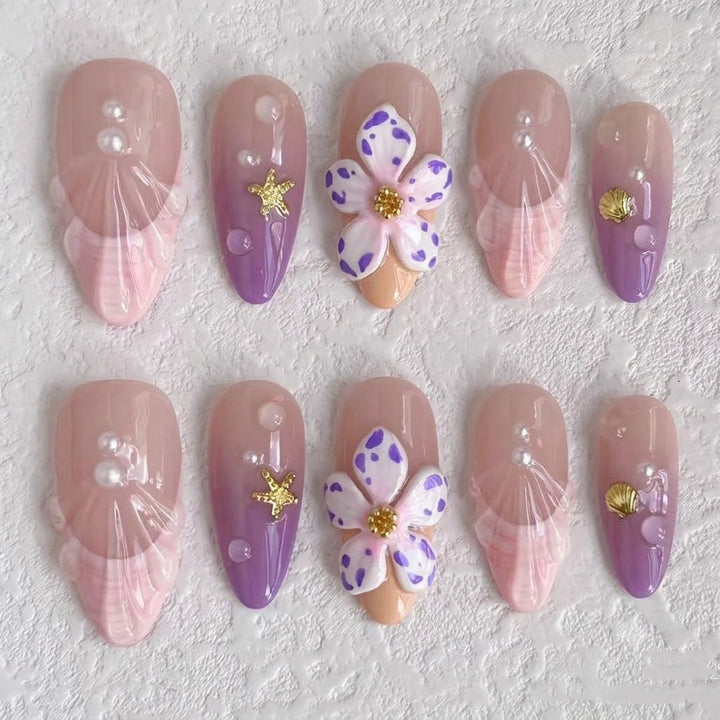 Künstlerisches Press-On-Nagelset mit floralen Akzenten