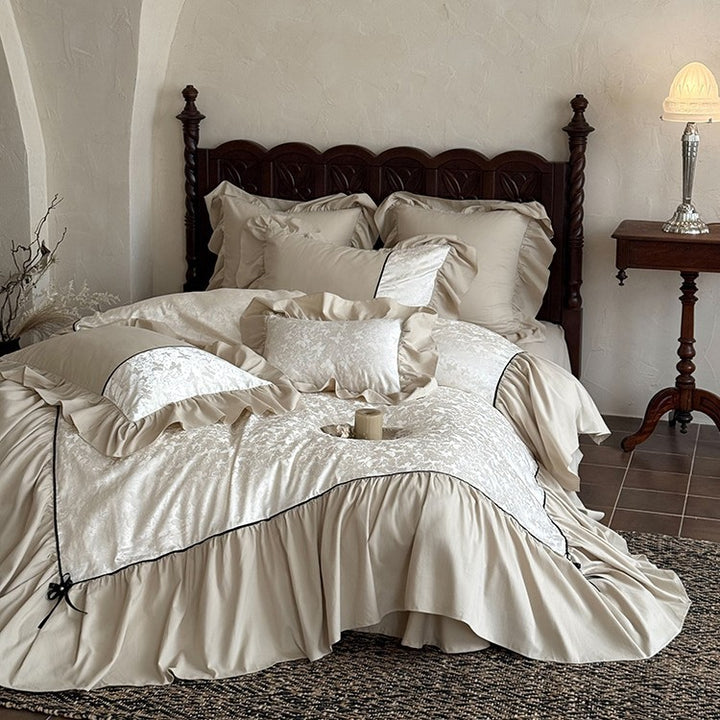 Romantische Bettgarnitur mit Volant, Jacquard-Relief und Zierband