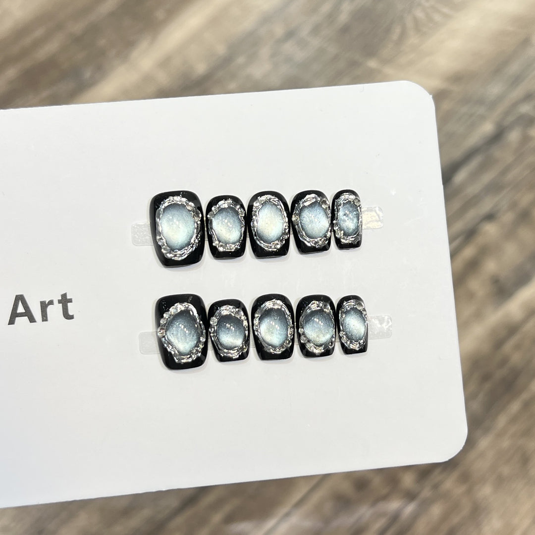 Glamouröse Press-On Nail Art Set mit Silberakzenten Karnz