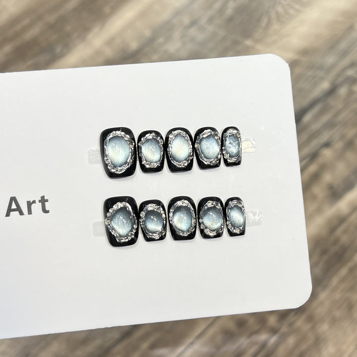Glamouröse Press-On Nail Art Set mit Silberakzenten Karnz