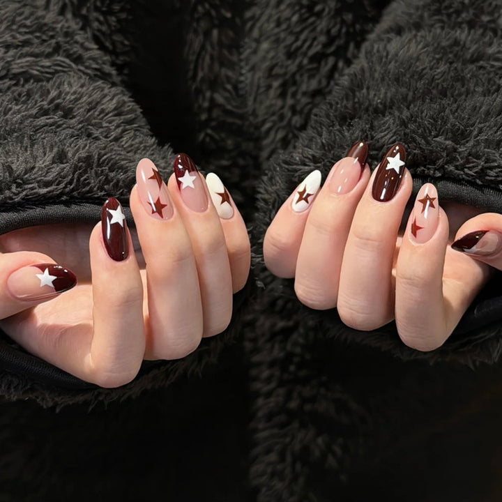 Elegantes Press-On-Nageldesign mit Strassakzenten Karnz