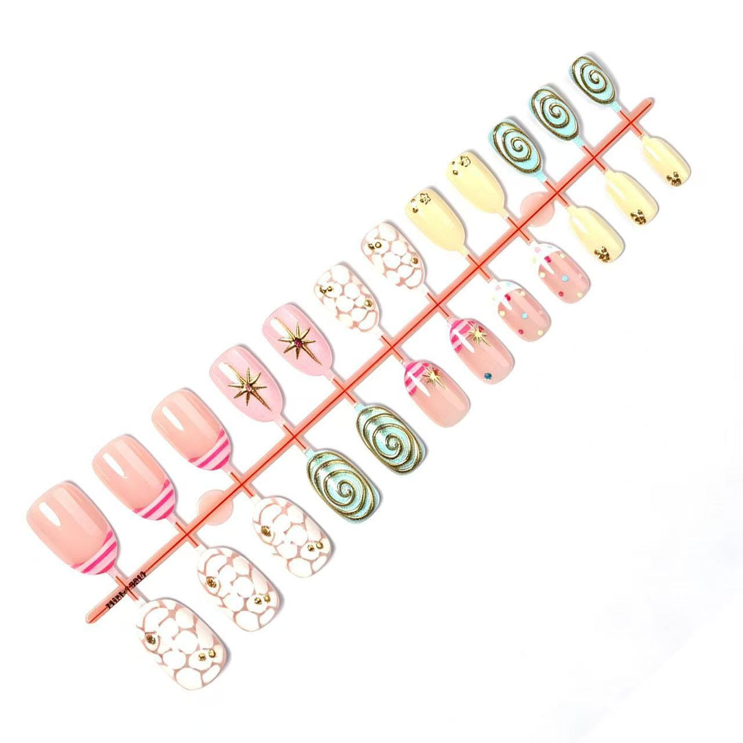 Trendy dekorative Press-On-Nagelkunst-Set Karnz