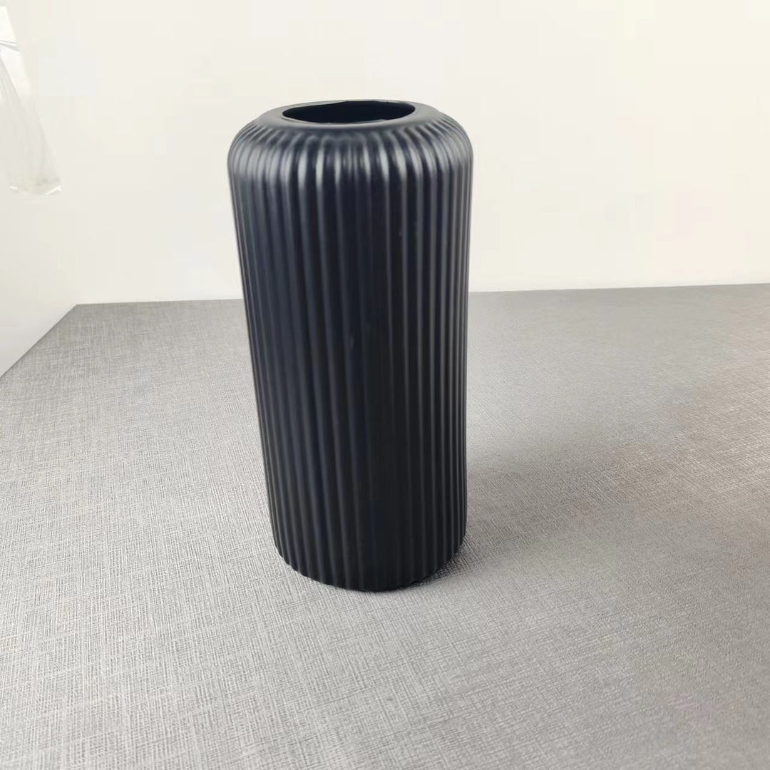 Moderne gerippte Keramikvase Karnz