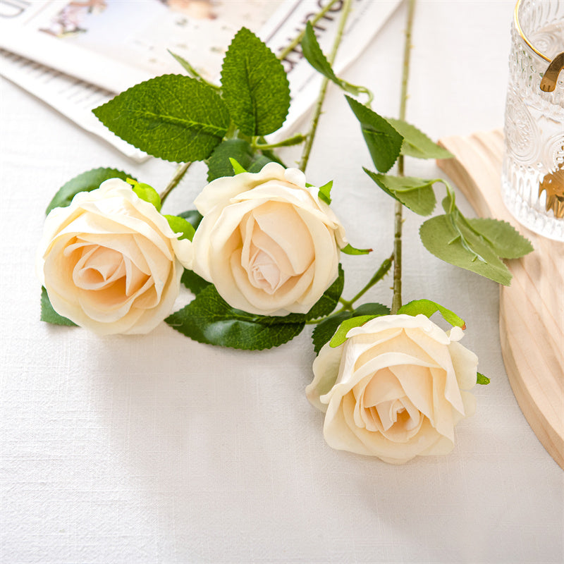 Realistische elegante Rosenstem