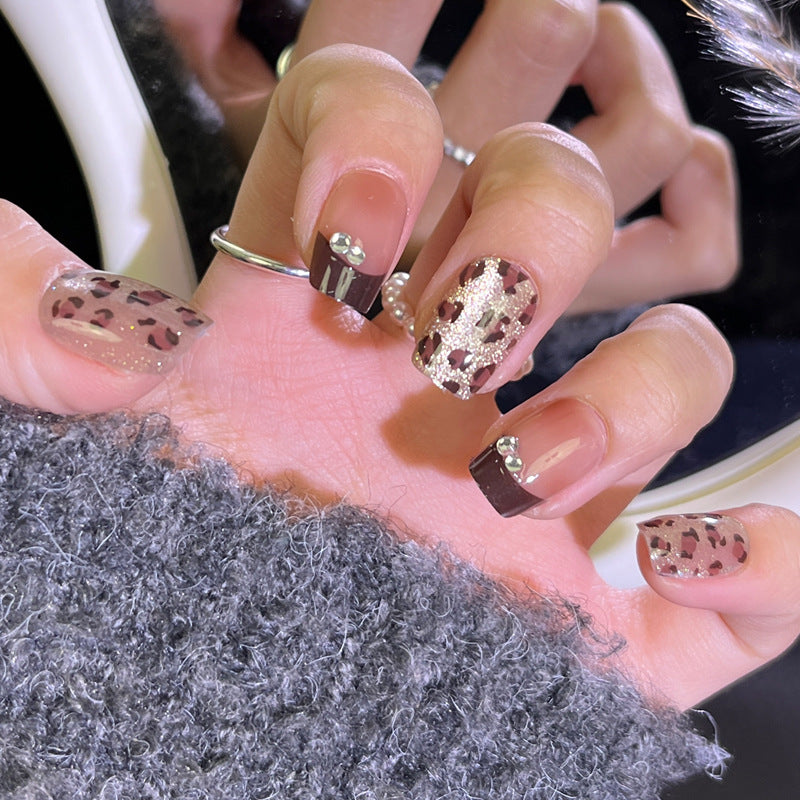 Künstlerisches Press-On-Nagel-Set mit glänzendem Leoparden- und Glitzerdesign Karnz