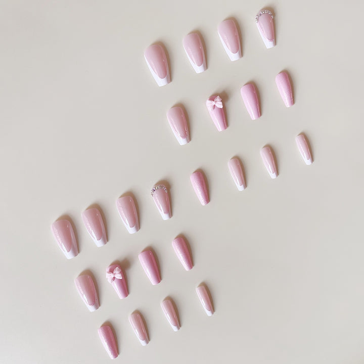 Kunstnagelset mit verspielten Schleifen und Glitzerakzenten Karnz