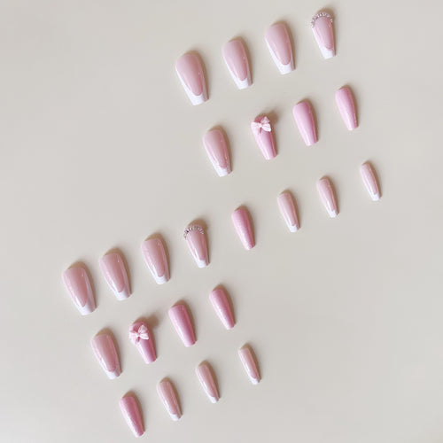 Kunstnagelset mit verspielten Schleifen und Glitzerakzenten Karnz