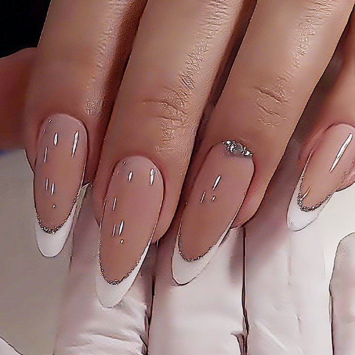 Elegantes Press-On-Nagelset mit glitzernden silbernen Rändern Karnz
