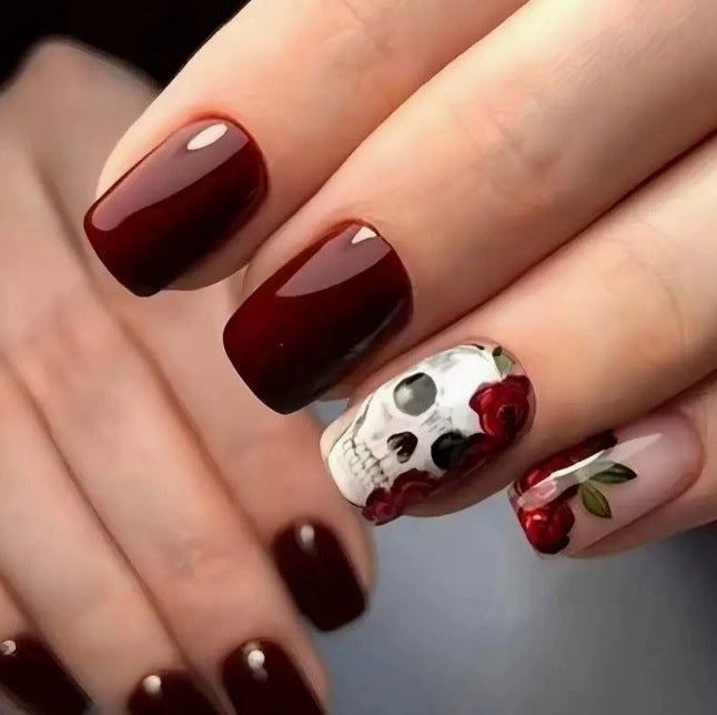 Künstlerisches Totenkopf-Themen-Nagelkunst Karnz