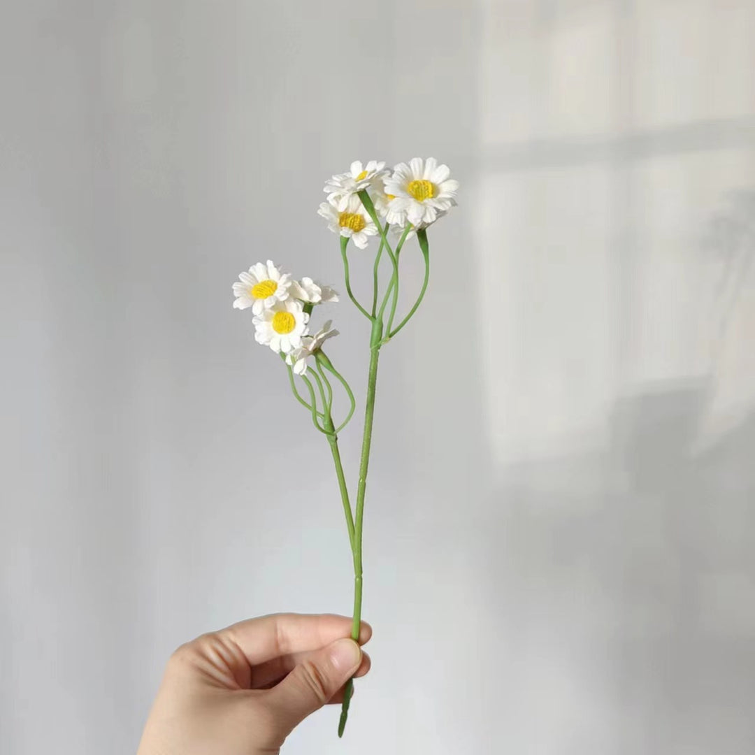 Lebensnahe Blumenstange mit charmanten gelben Gänseblümchen
