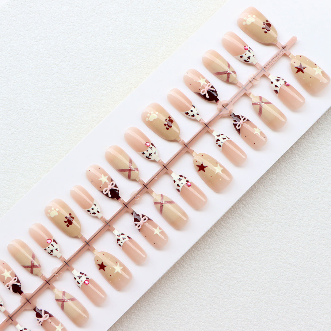 Thematische Press-On Nail Art Set mit charmanten Designs Karnz