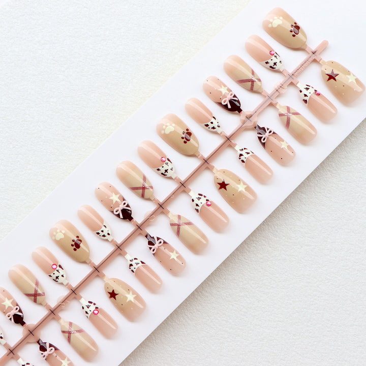 Thematische Press-On Nail Art Set mit charmanten Designs Karnz