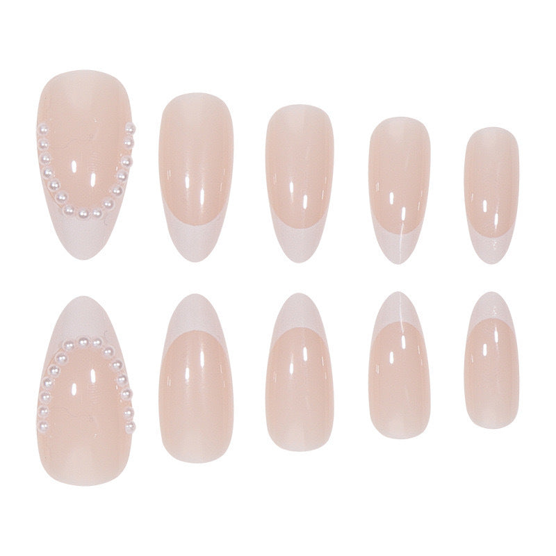 Kunstnagelset mit eleganten Spitzen und Perlverzierungen Karnz