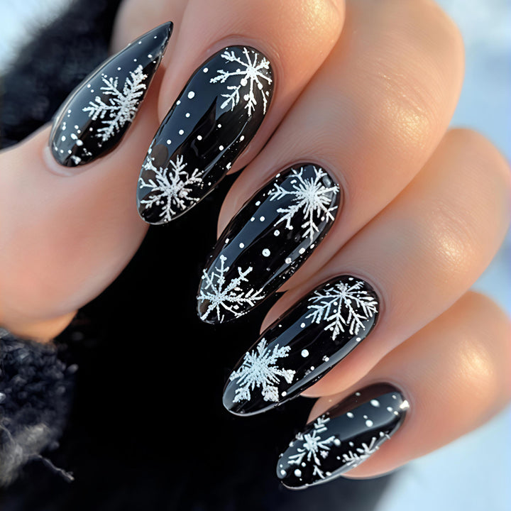 Kunstnägel Im Winterlichen Schneeflocken-Design Karnz
