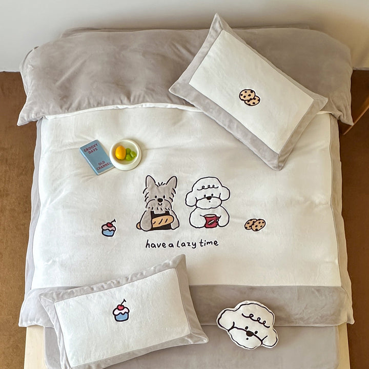 Kinderbettwäsche-Set aus Baumwollsatin mit niedlichen Hunde-Stickereien und samtiger Paspel