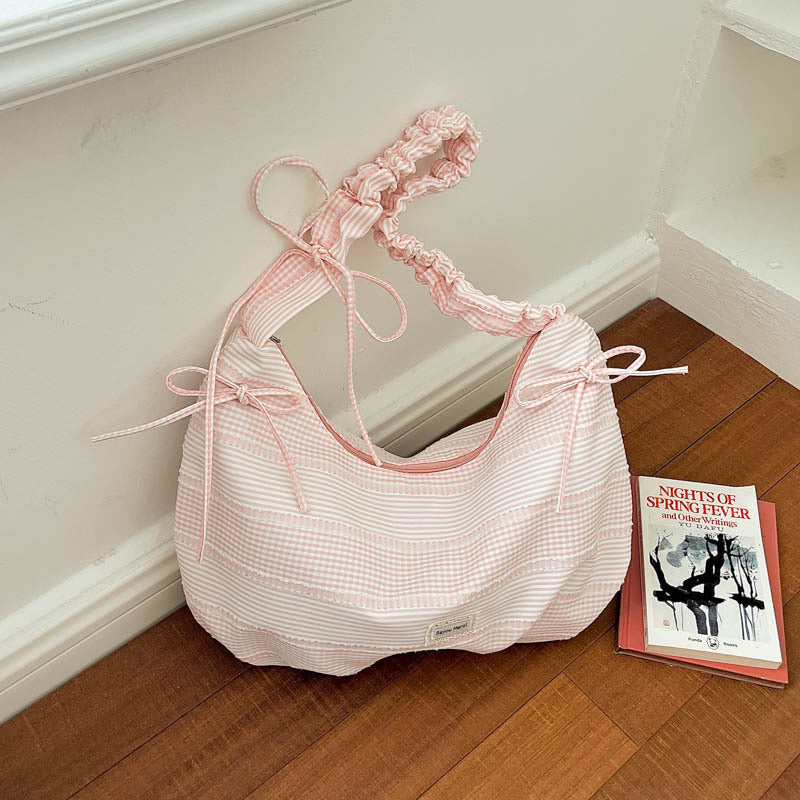 Rüschgestreifte Schultertasche