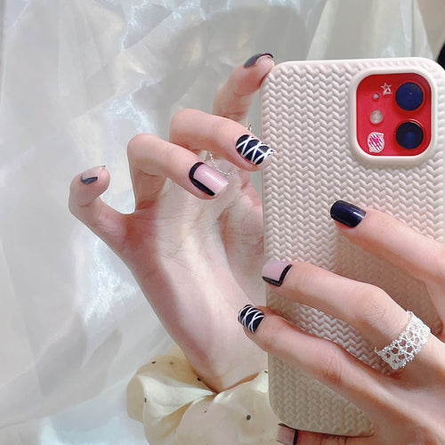 Stylisches Press-On-Nageldesign-Set mit Herz- und geometrischen Mustern