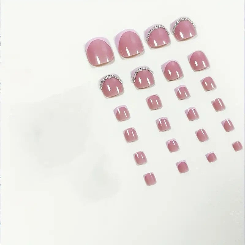 Fußnagelkunst-Set mit elegantem Design und Glitzerakzenten Karnz