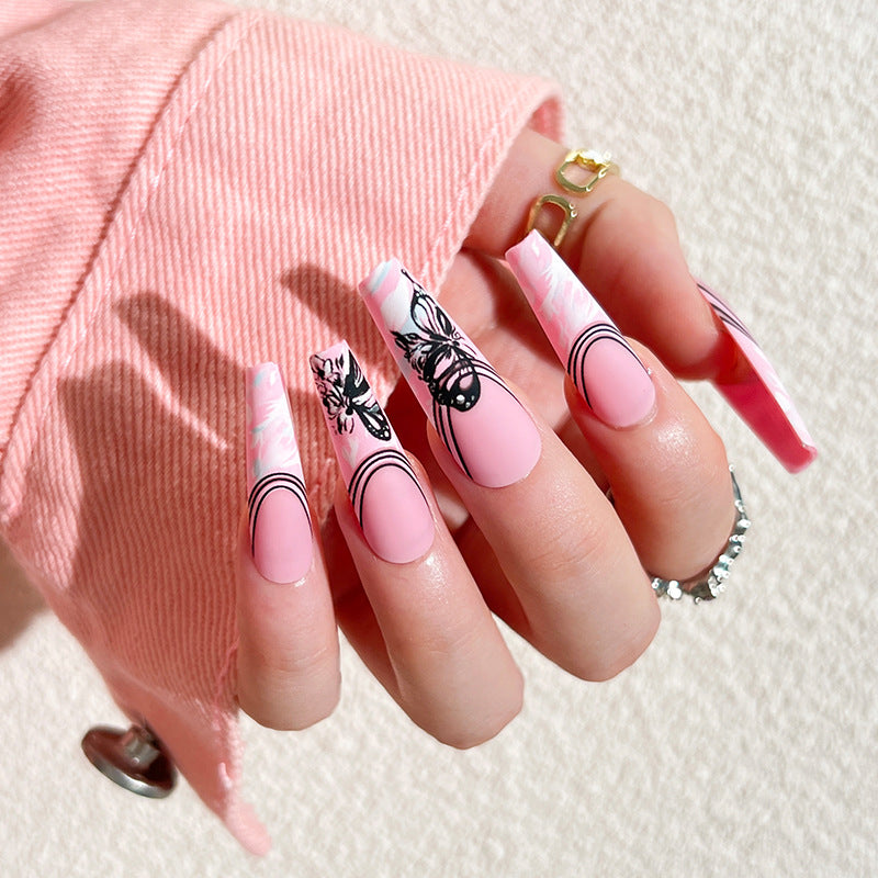 Künstliche Nagelkunst mit filigranen Schmetterlingsmotiven Karnz