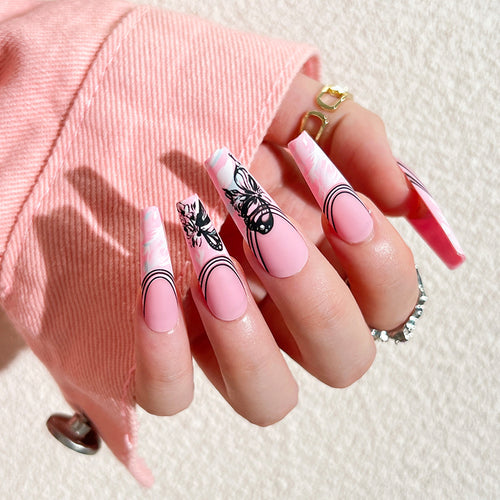 Künstliche Nagelkunst mit filigranen Schmetterlingsmotiven Karnz