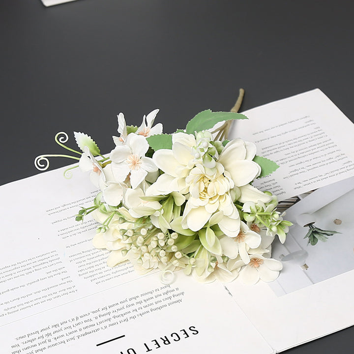 Eleganter synthetischer Blumenstrauß für die Wohnkultur