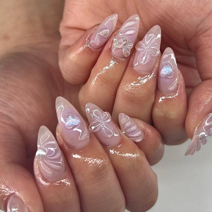 Elegante Kunstnägel mit floralen Akzenten Karnz