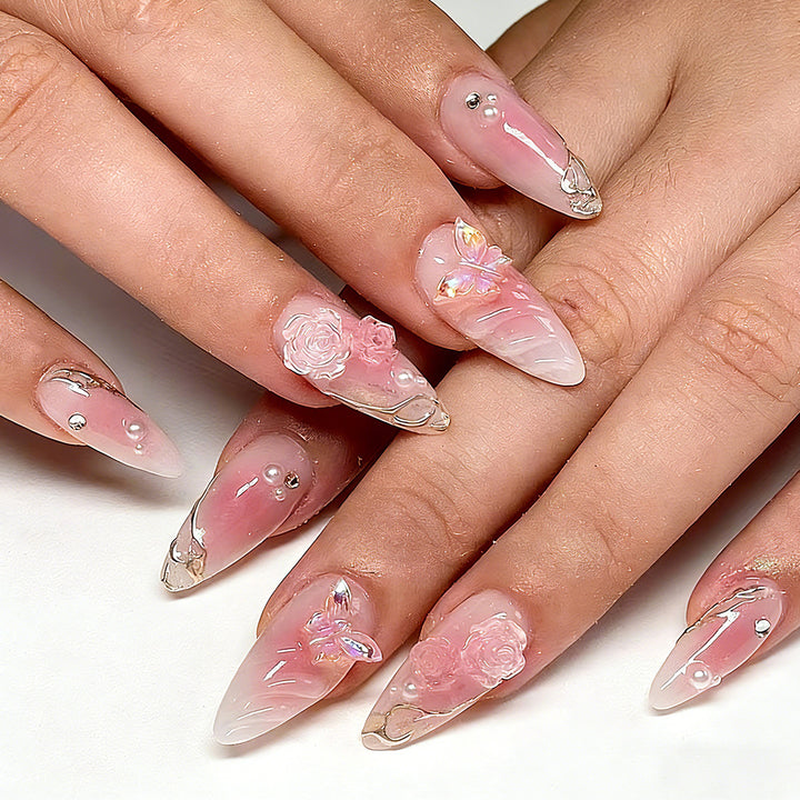 Kunstnägel mit zartem Rosen-Design und Glitzerakzenten Karnz