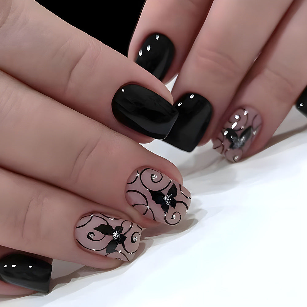 Elegante Nagelkunst mit Schwarz-Weiß-Kontrast Karnz