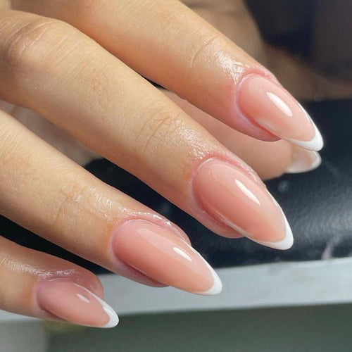 Kunstvolle Nagelverlängerungen im eleganten French-Tip Design Karnz