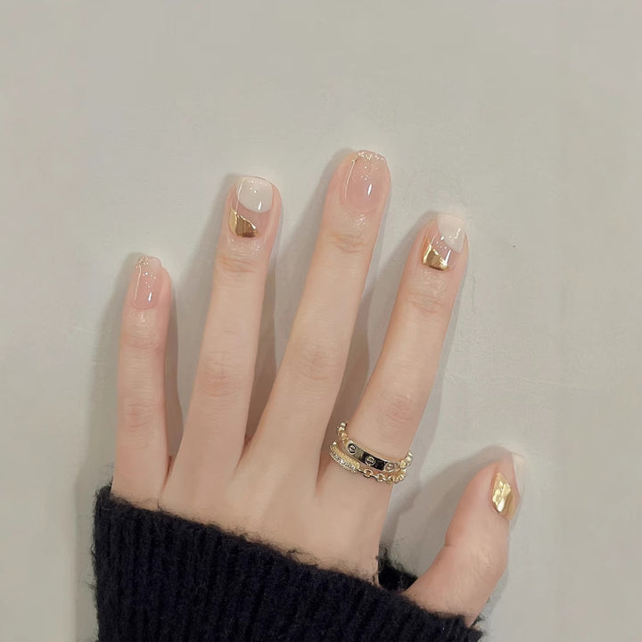 Elegantes dekoratives Press-On-Nagelset mit goldenen Akzenten