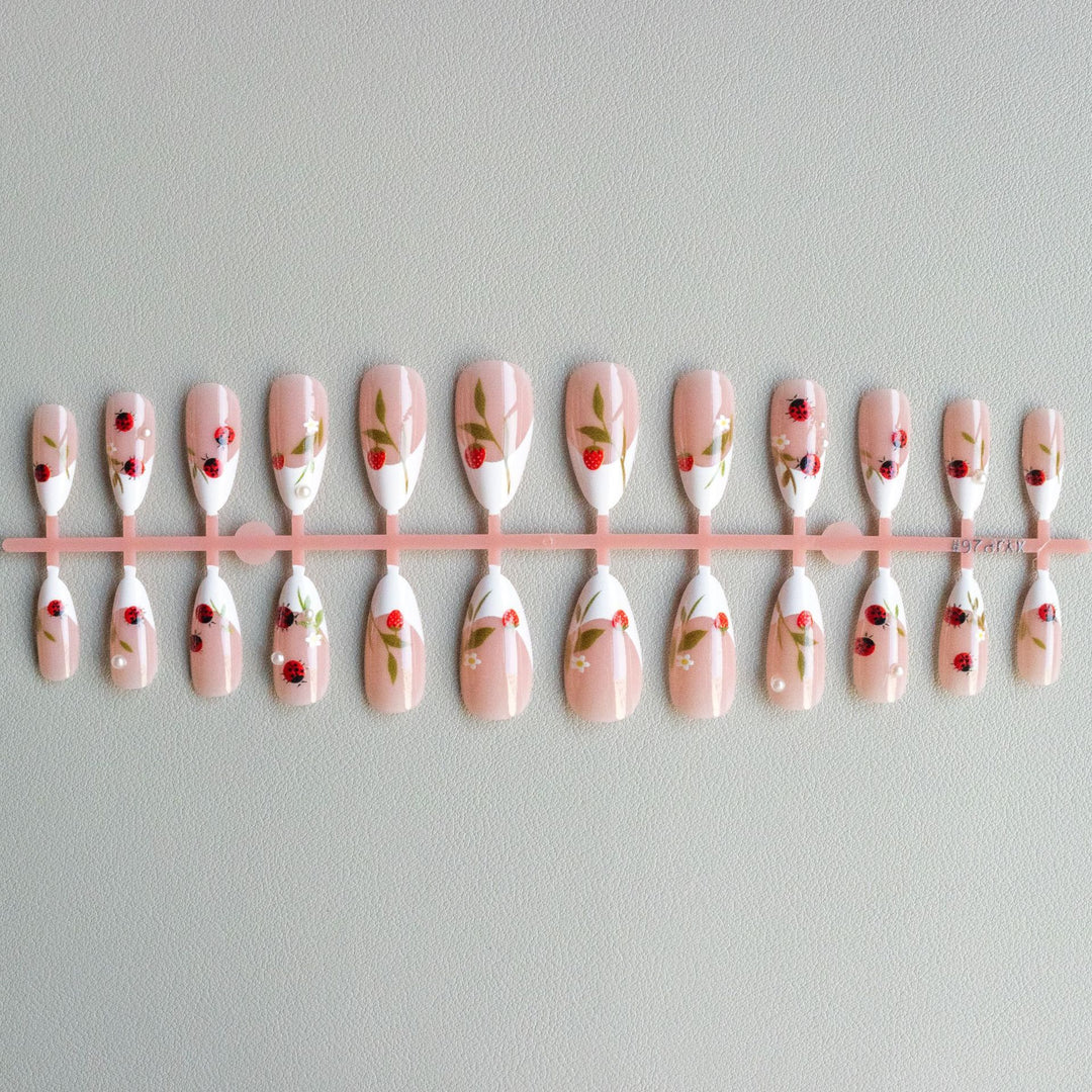 Künstlerische Marienkäfer Nagelkunst