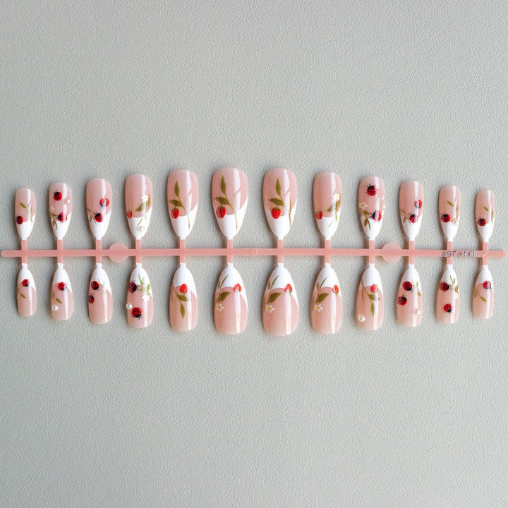 Künstlerische Marienkäfer Nagelkunst