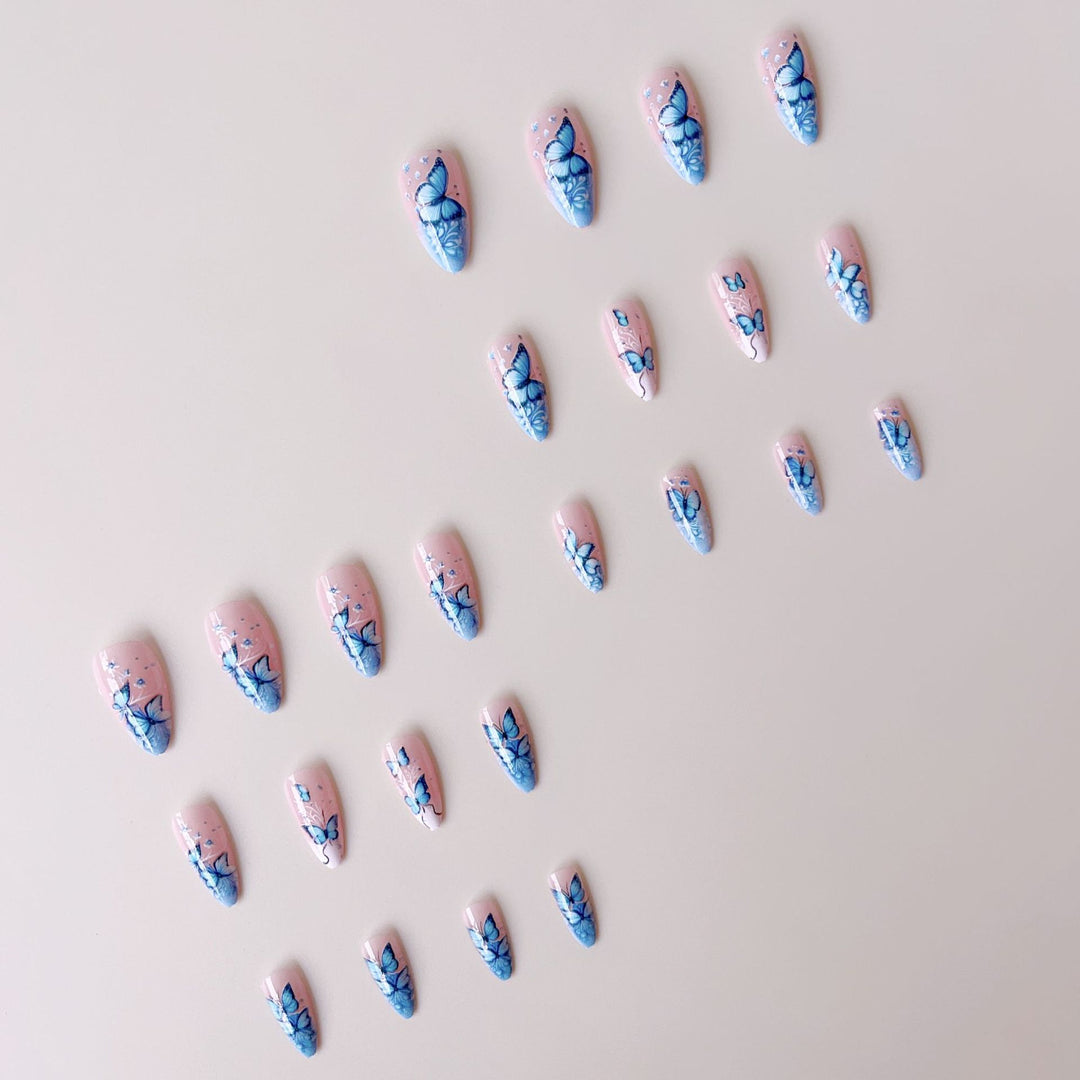 Kunstnagelset mit filigranen Schmetterlings- und Blütenmotiven Karnz