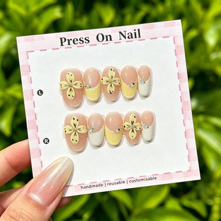 Künstlerisches Press-On Nägel Set mit tropischen und floralen Akzenten