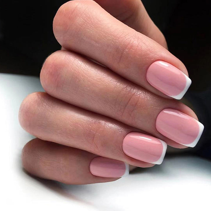 Kunstvolle Nagelverlängerungen mit klassischem französischen Design Karnz