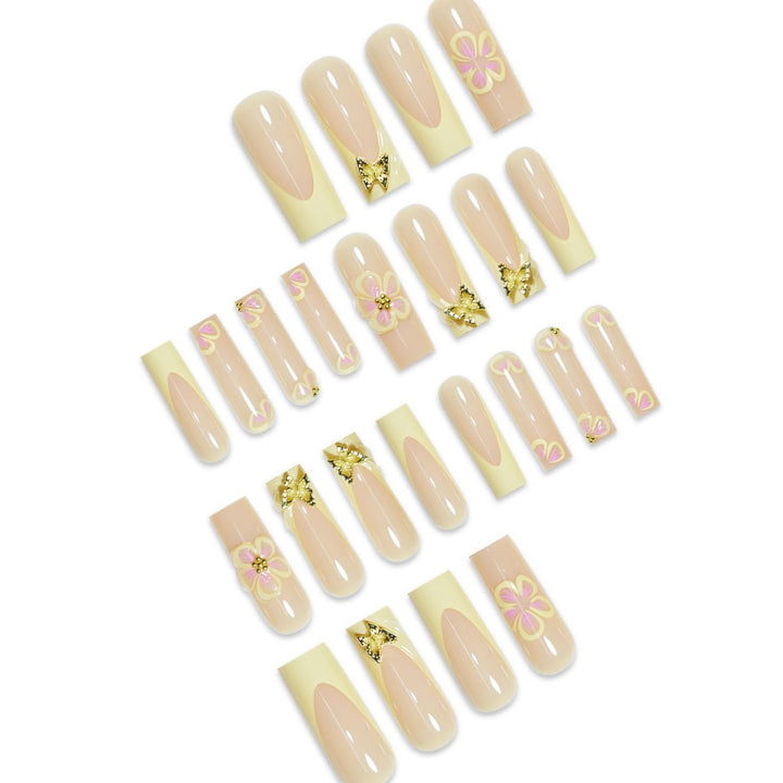 Dekorative Nagelverzierungen mit floralen Akzenten Karnz